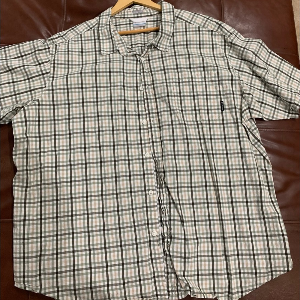 Columbia White and Green Casual Button Down Shirt